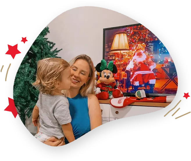 Щаслива дитина дивиться персоналізоване відео від Санти