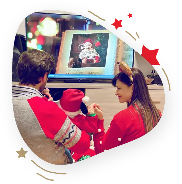 Дитина слухає телефонний дзвінок від Санти